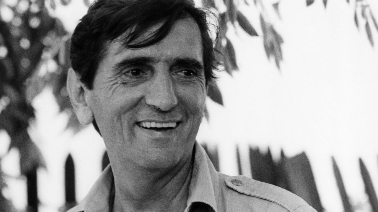 Harry Dean Stanton plays Andie's warm-hearted, down-on-his-luck father, Jack.
