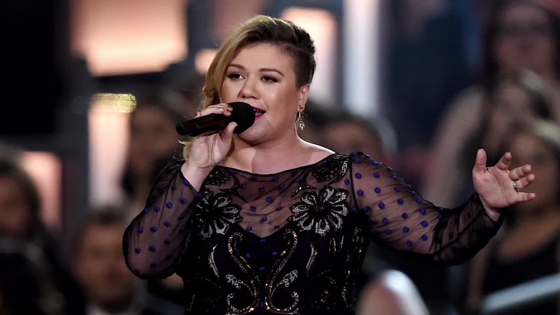 Kelly Clarkson said people showed her magazines with naked women to  body-shame her - Yahoo Sports