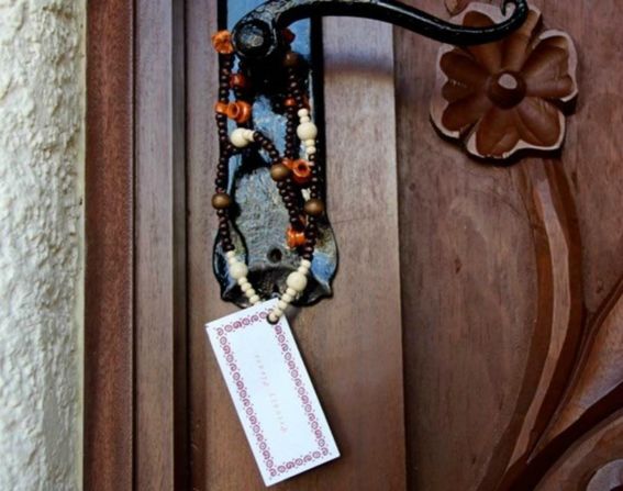 Similarly, Las Ventanas al Paraiso, A Rosewood Resort in Mexico also employs local craftspeople to make its door hangers. The hangers are actually made from necklaces that are traditional in the region.
