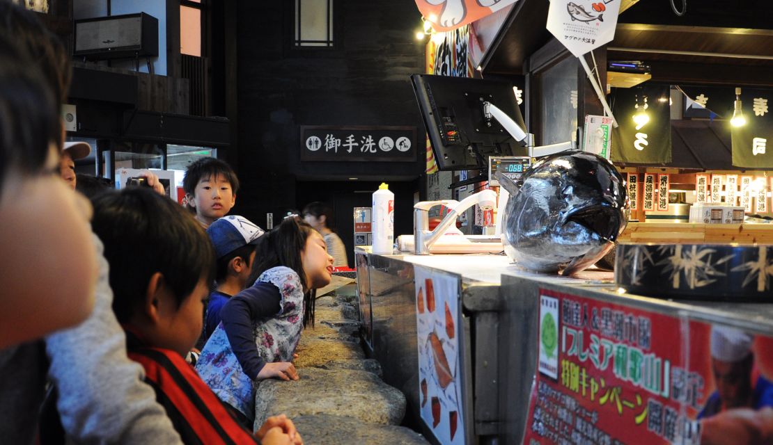 Several Wakayama fish markets offer tuna cutting demonstrations.  