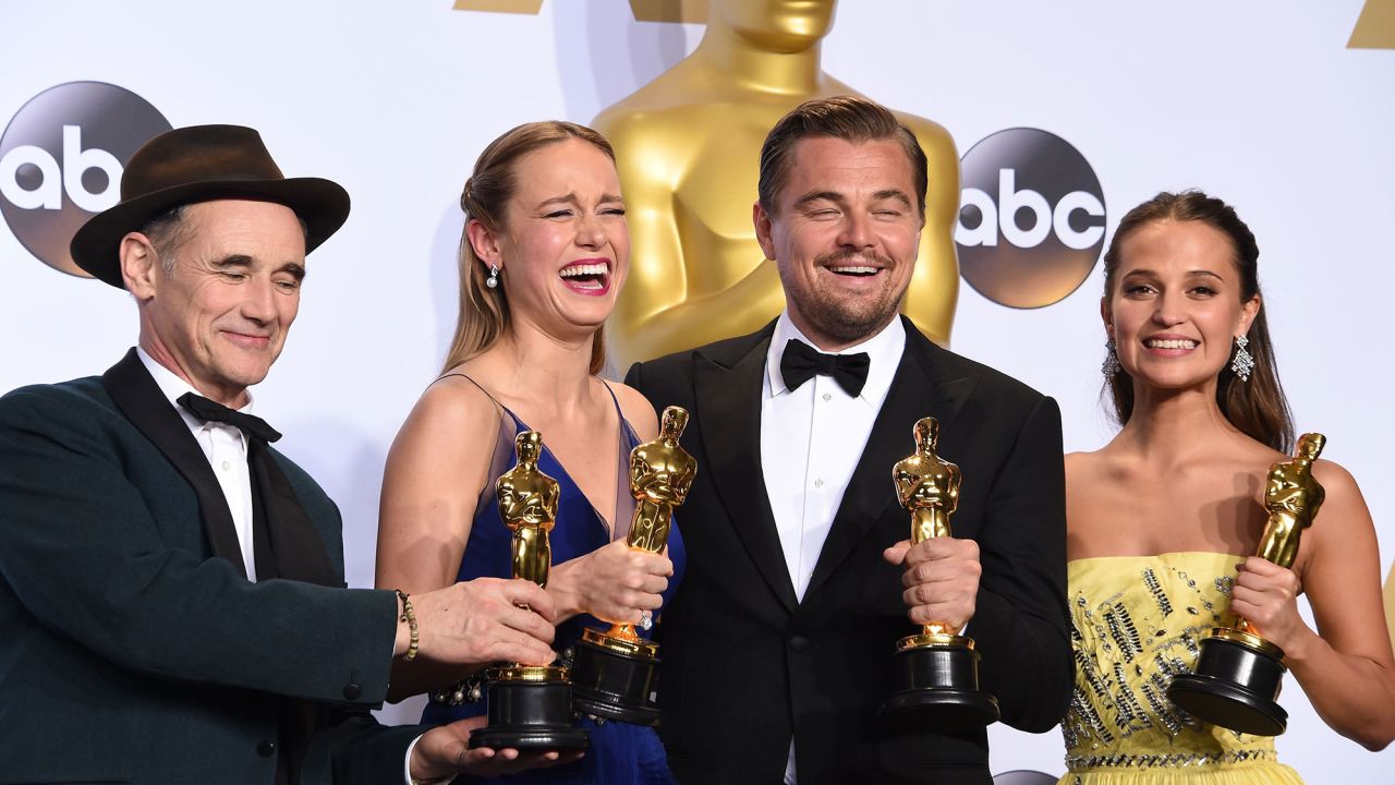 (L-R) Best Supporting Actor Mark Rylance, Best Actress Brie Larson, Best Actor Leonardo DiCaprio and Best Supporting Actress Alicia Vikander pose with their Oscar in the press room during the 88th Oscars in Hollywood on February 28, 2016.       AFP PHOTO/ROBYN BECK / AFP / ROBYN BECK        (Photo credit should read ROBYN BECK/AFP/Getty Images)