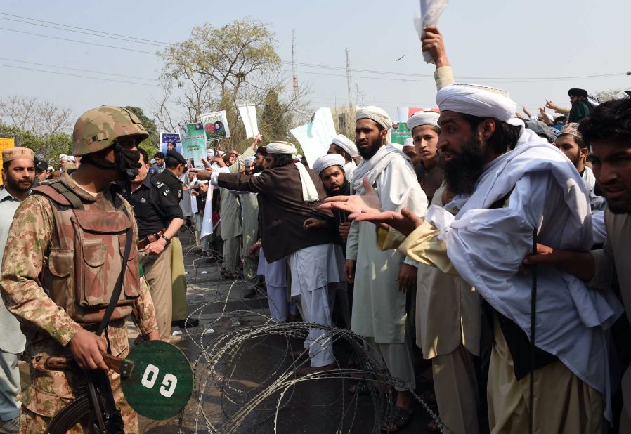 Supporters argue with soldiers during a protest against Qadri's execution in Peshawar on February 29, 2016. 