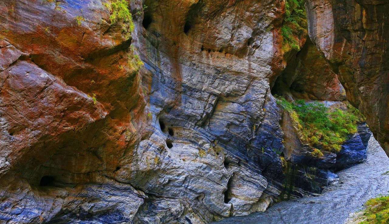 Swallow Grotto is one of the best places to admire the marble gorge. Pockmarks -- often nests for swallows -- are clearly visible along the Lishui Trail footbridge. <br />