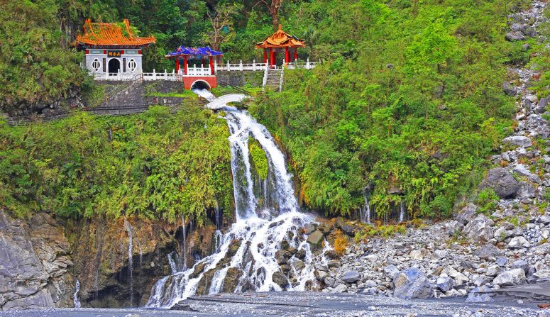 Eternal Spring Shrine was built atop Changchun Falls, which flows all year round. <br />