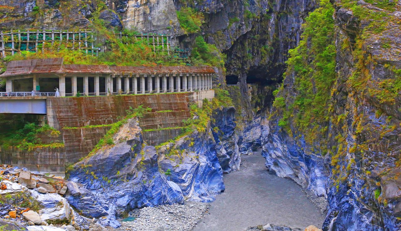 In addition to the gorge, Taroko National Park is made up of mountains -- most more than 2,000 meters high. This section of Jinheng Bridge is found on the park's Swallow Grotto trail. <br />