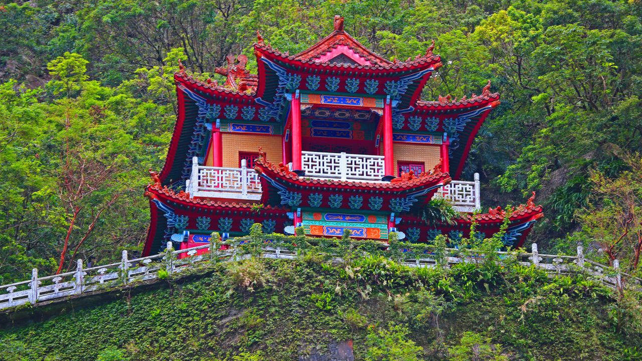 The Eternal Spring Shrine is named after nearby Changchun Falls, which flow all year round. 