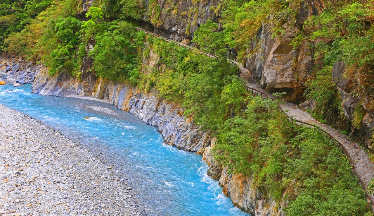 One of the most popular and gentlest hiking trails is Shakadang, renamed from Mysterious Valley in 2001. Tracing the azure river along bends and boulders, the trail is punctuated with deep pools. <br />