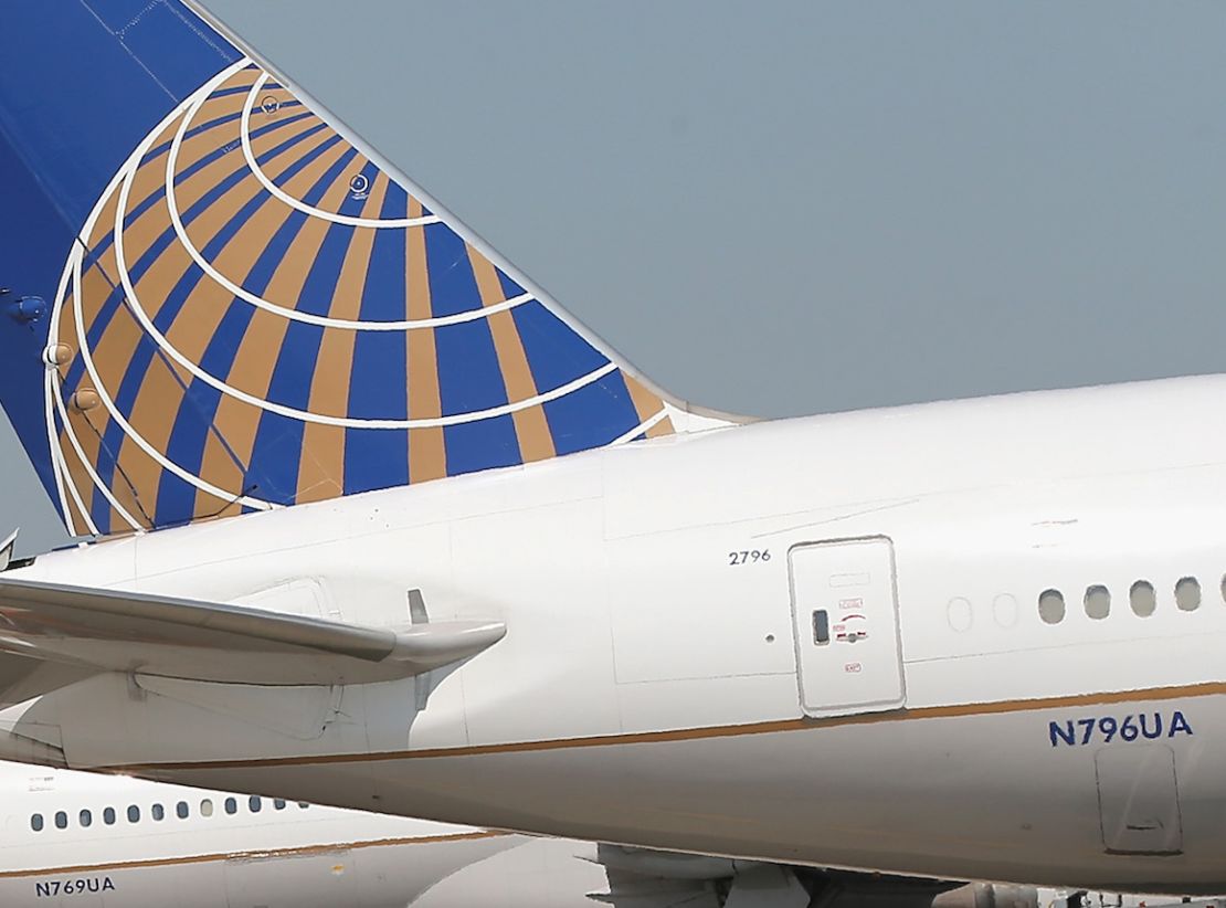 By entering the plane's N-Number -- N796UA -- on the FAA's plane registration site, we learn this is a Boeing 777 manufactured in 1998 and registered to United Airlines.