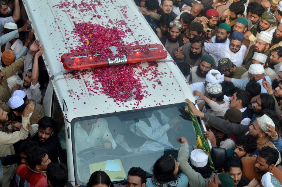 Pakistani supporters of convicted murderer Mumtaz Qadri gather around the ambulance carrying his body during his funeral in Rawalpindi on March 1, 2016. Tens of thousands of supporters of the Pakistani Islamist executed for gunning down a liberal governor gathered for his funeral.