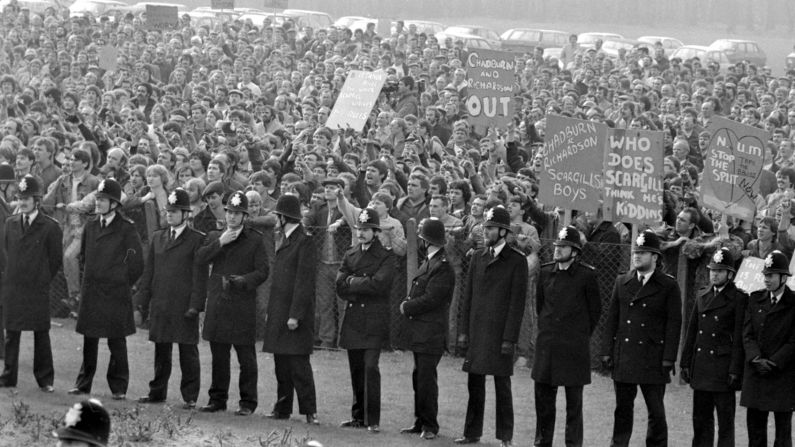 <strong>Miners fight for right to work:</strong> Lines of policemen stand between two groups involved in a "Right to Work" rally during the 1984 miners strike in the United Kingdom. Mining unions began the yearlong strike -- with more than <a href="index.php?page=&url=http%3A%2F%2Fwww.bbc.co.uk%2Finsideout%2Feastmidlands%2Fseries5%2Fminers_strike_coal.shtml" target="_blank" target="_blank">187,000 miners participating </a>-- as an attempt to stop the closing of coal pits. It's been called the longest industrial dispute of the 20th century.