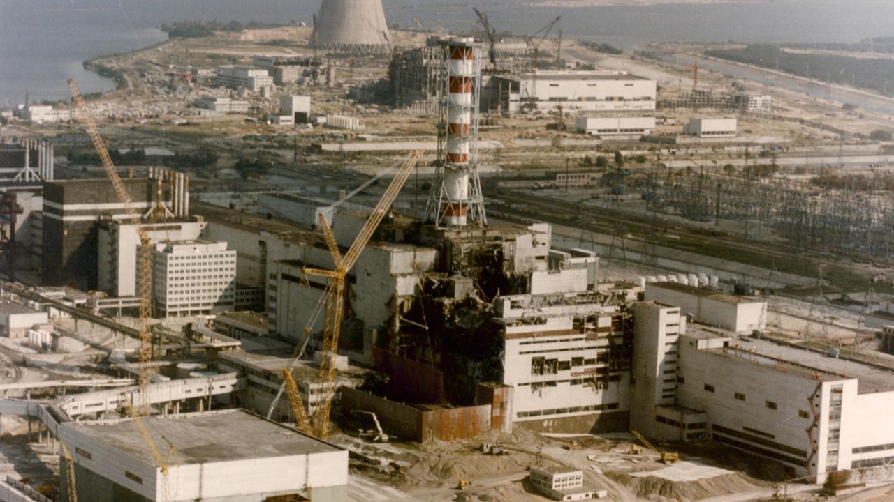 <strong>Chernobyl meltdown:</strong> On April 26, 1986, a series of explosions within a nuclear power plant led to a partial meltdown in Ukraine. That accident, which killed 32 people, introduced the world to the town of Chernobyl, a name that's become inextricably linked to the specter of nuclear disaster. Ultimately, 2 million people were affected by the radiation produced by the <a href="http://www.cnn.com/2013/08/18/health/helping-chernobyl-children/index.html" target="_blank">explosion,</a> which was 400 times more powerful than the Hiroshima atomic bomb in 1945.