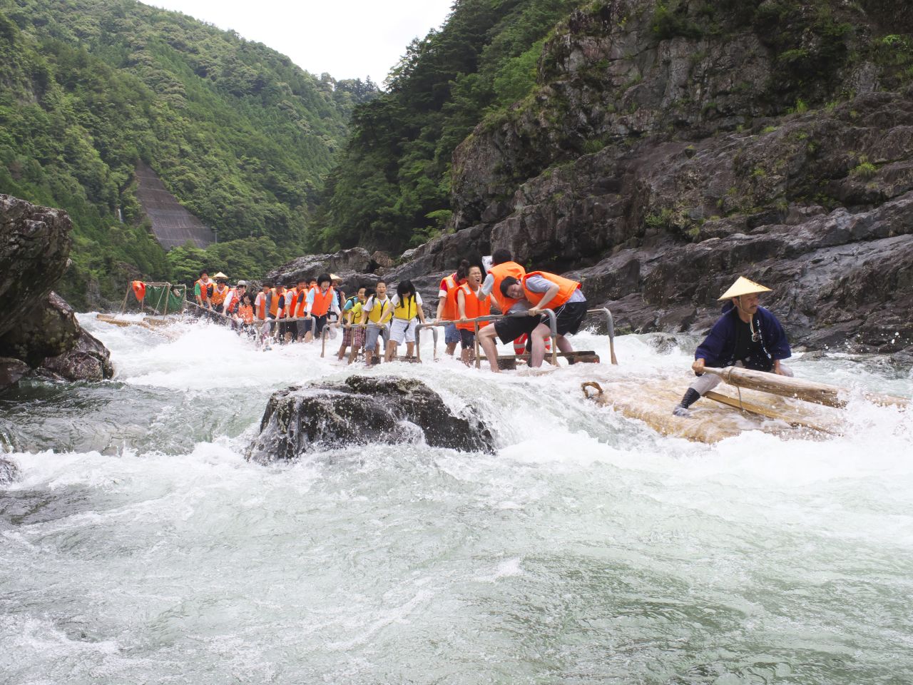 Are we having fun yet, kids? Wakayama is the only place in Japan that offers the traditional log rafting tours. 
