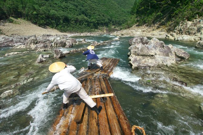 Wooden oars in hand, the guides must pilot the rafts down the river rapids while standing, wearing rubber-soled boots, a hat...and no life jacket. 