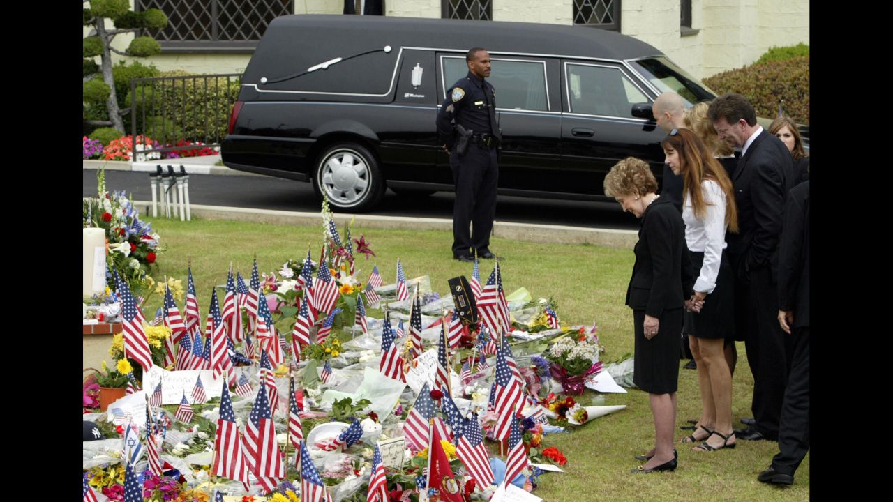 Nancy Reagan and daughter Patti Davis, second left, view a makeshift memorial in front of the funeral home in Santa Monica, California, where President Reagan's body rests on June 7, 2004 . 