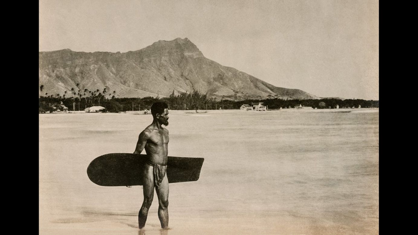 This photo, taken in Honolulu around 1890, shows a man holding an alaia surfboard that was used for riding across gentle rolling waves. The image is just one of many vintage photos compiled by Jim Heimann for <a href="https://www.taschen.com/pages/en/catalogue/popculture/all/01132/facts.surfing_17782015.htm" target="_blank" target="_blank">Taschen's photo book "Surfing."</a>