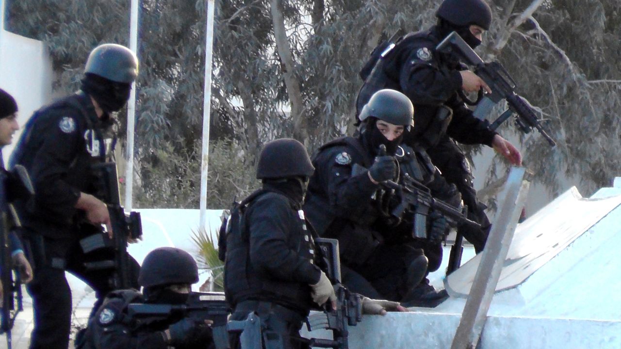 Tunisian special forces take position during clashes with militants in the southern town of Ben Guerdane, near the Libyan border, on March 7, 2016. 
Tunisian forces killed at least 21 jihadists who attacked police and army posts near the Libyan border in a new spillover of violence that also saw four civilians killed. / AFP / FATHI NASRIFATHI NASRI/AFP/Getty Images