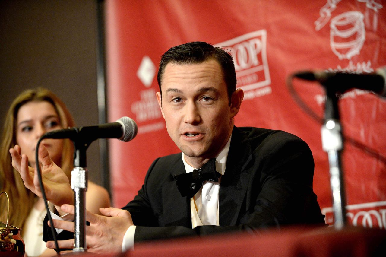 Actor Joseph Gordon-Levitt switched his allegiance from Bernie Sanders to Hillary Clinton, writing <a href="https://www.facebook.com/JoeGordonLevitt/posts/1281993205157674" target="_blank" target="_blank">on his official Facebook page</a>, "I voted for Bernie. And I have some issues with Hillary. But Trump is scary. ‪#‎ImWithHer‬" 