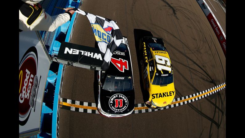 Kevin Harvick, driver of car No. 4, beats Carl Edwards, driver of  No. 19, to the checkered flag to win the NASCAR Sprint Cup Series Good Sam 500 at Phoenix International Raceway in Avondale, Arizona, on Sunday, March 13. <br />