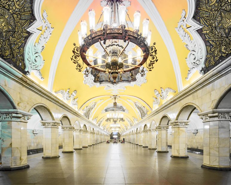 Burdeny had originally planned to focus on stations in both Moscow and St Petersburg, but changed his mind after stepping into Komsomolskaya station for the first time. 