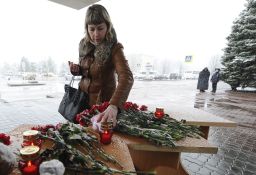 People leave tributes to crash victims at the Rostov-on-Don airport.
