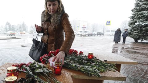 People leave tributes to crash victims at the Rostov-on-Don airport.