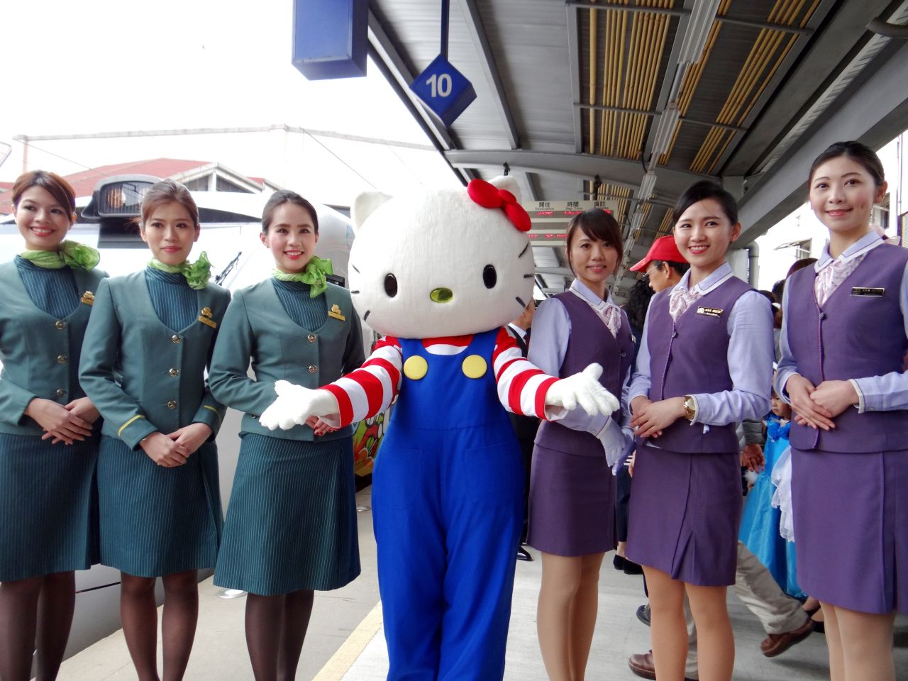 Starting April 21, the themed trains connecting Taipei and Taitung will run periodically on Fridays, Saturdays and Sundays. Though highly captivating, real-world Kitty -- here effortlessly upstaging everyday staffers at the train's inauguration -- will not appear on regular trips.