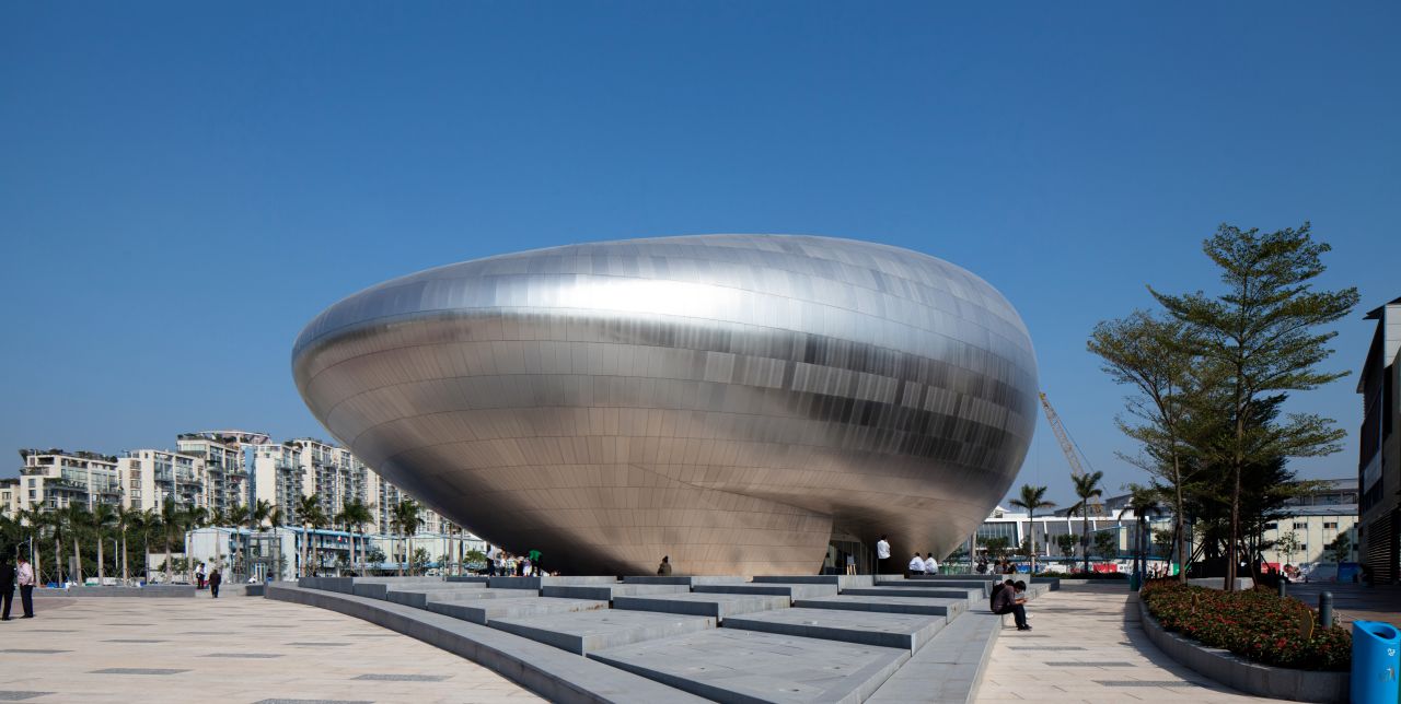 The Oct Design Museum by Chinese architectural firm Studio Pei-Zhu, in Shenzhen. The interior features a continuous white curved surface designed to prevent shadows.