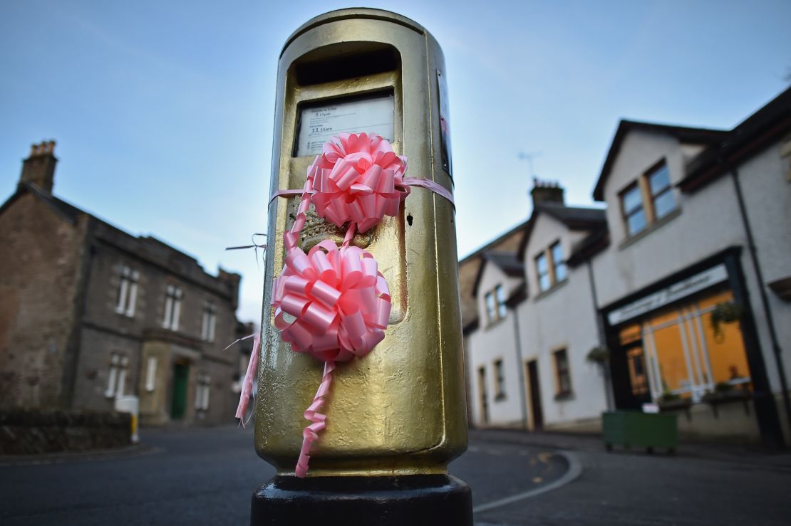 Murray's gold post box in Dunblane was decorated pink to celebrate him becoming a dad.