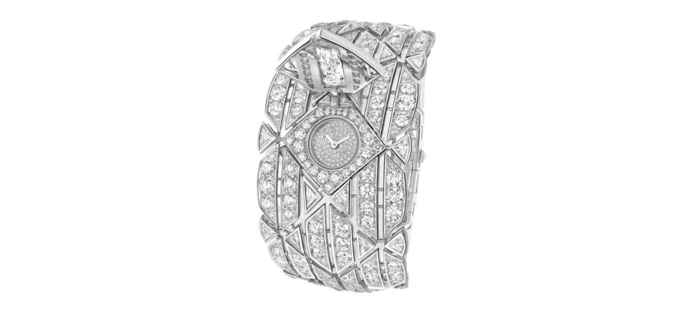 Chanel's Signature de Saphir and Signature Duo pieces, with 1,566 diamonds between them, both employ a quartz movement, demonstrating the company's skills across multiple expertise. 