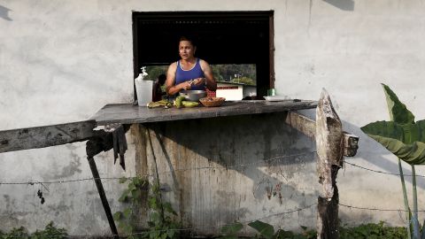 A Cuban migrant cuts vegetables in a provisional shelter in Paso Canoas, Panama, on March 21. 