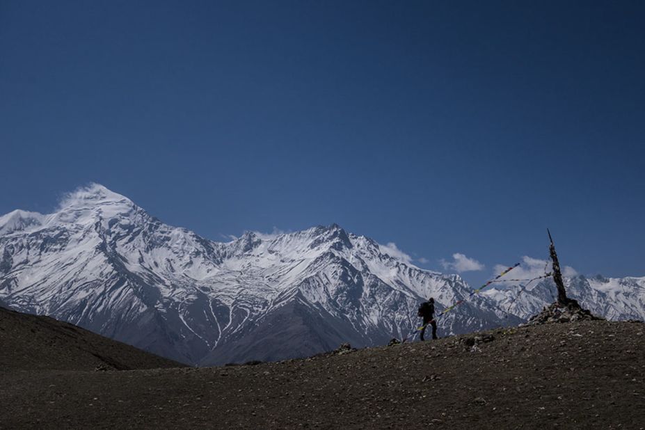 Mustang's remote valleys are excellent for hiking. The best trail leads from Yara to Muktinath, at the base of the Annapurna. Here, the mountains become sharper and wilder, the silence louder, the atmosphere more solemn. 