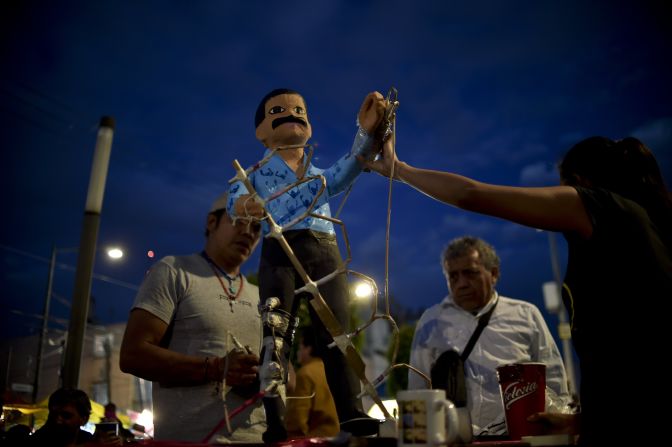 Mexicans prepare to set fire to an effigy representing drug lord Joaquin "El Chapo Guzman."