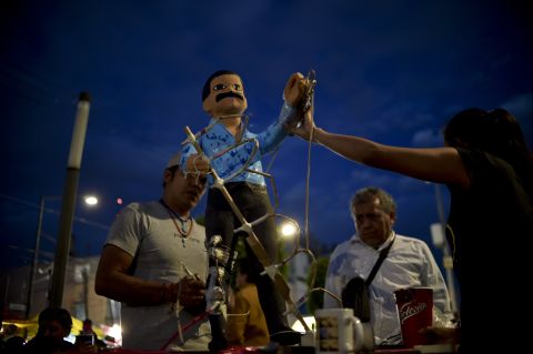 Mexicans prepare to set fire to an effigy representing drug lord Joaquin "El Chapo Guzman."