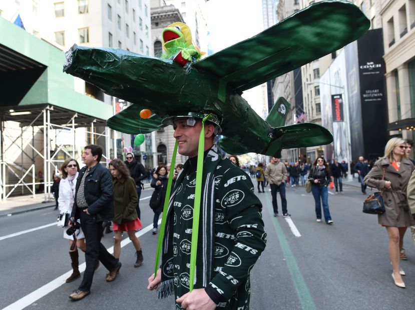 Kermit the Frog makes an appearance in this aviation-themed bonnet.