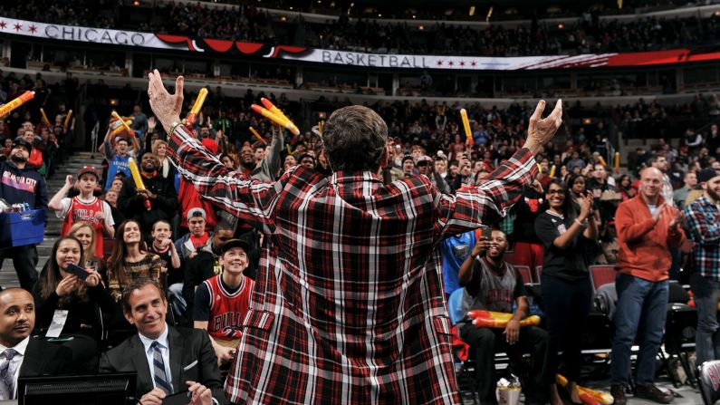Fans welcome Sager to the United Center in Chicago in March 2015. "I would like to thank everyone for your generosity and encouragement," <a href="index.php?page=&url=https%3A%2F%2Fwww.turner.com%2Fpressroom%2Funited-states%2Fturner-sports%2Fnba-tnt%2Fstatement-behalf-craig-sager" target="_blank" target="_blank">he said in March. </a>"I sincerely appreciate it, and it means so much to me and my family."