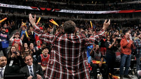 Fans welcome Sager to the United Center in Chicago in March 2015. "I would like to thank everyone for your generosity and encouragement," <a href="https://www.turner.com/pressroom/united-states/turner-sports/nba-tnt/statement-behalf-craig-sager" target="_blank" target="_blank">he said in March. </a>"I sincerely appreciate it, and it means so much to me and my family."