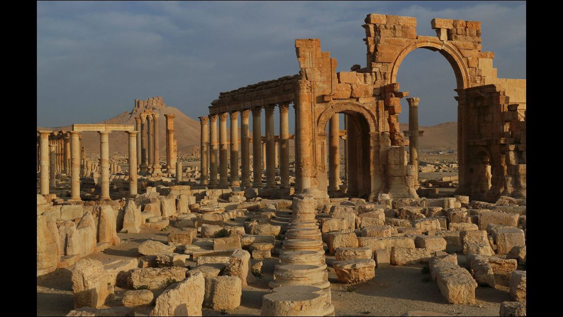 <strong>Before: </strong>The Arch of Triumph in 2006.