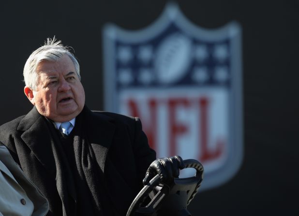 <strong>5:</strong> Jerry Richardson<br /><br /><strong>2015 Earnings:</strong> $30M<br /><br /><strong>Retired:</strong> 1960