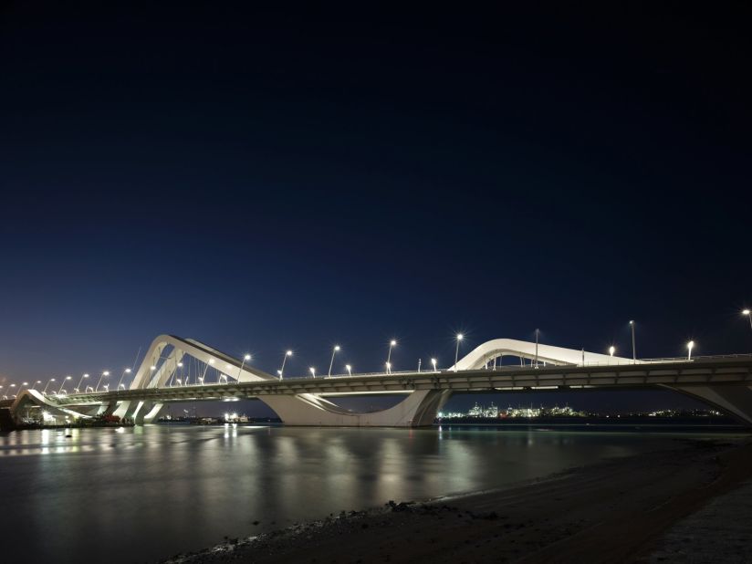 The distinctive curves of the Sheikh Zayed Bridge are meant to recall desert sand dunes. 
