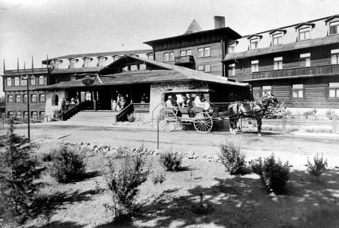 El Tovar, seen here circa 1908, was operated by the Fred Harvey Co. in conjunction with the Atchison, Topeka and Santa Fe Railway.