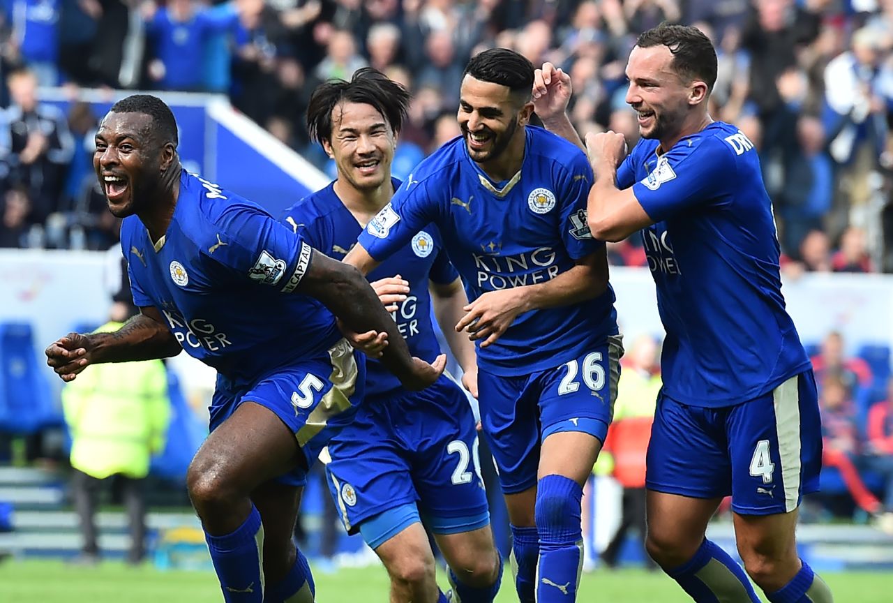 Leicester City's Wes Morgan (L) celebrates after scoring during his side's EPL match with Southampton.