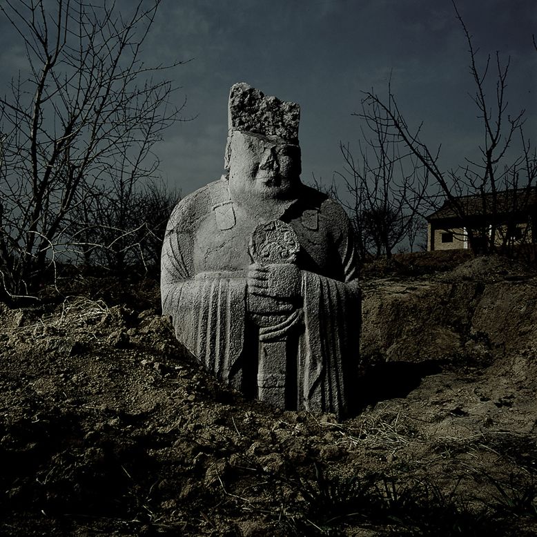 Hui Zhang photographed Tang dynasty tombs and was nominated in the "Architecture" category. 