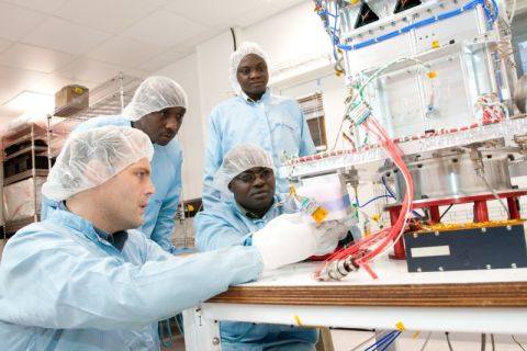 La agencia espacial nigeriana afirma haber capacitado a 300 empleados a nivel de doctorado o licenciatura, y tiene planes ambiciosos para expandir la industria y fomentar los programas espaciales en todo el continente. 