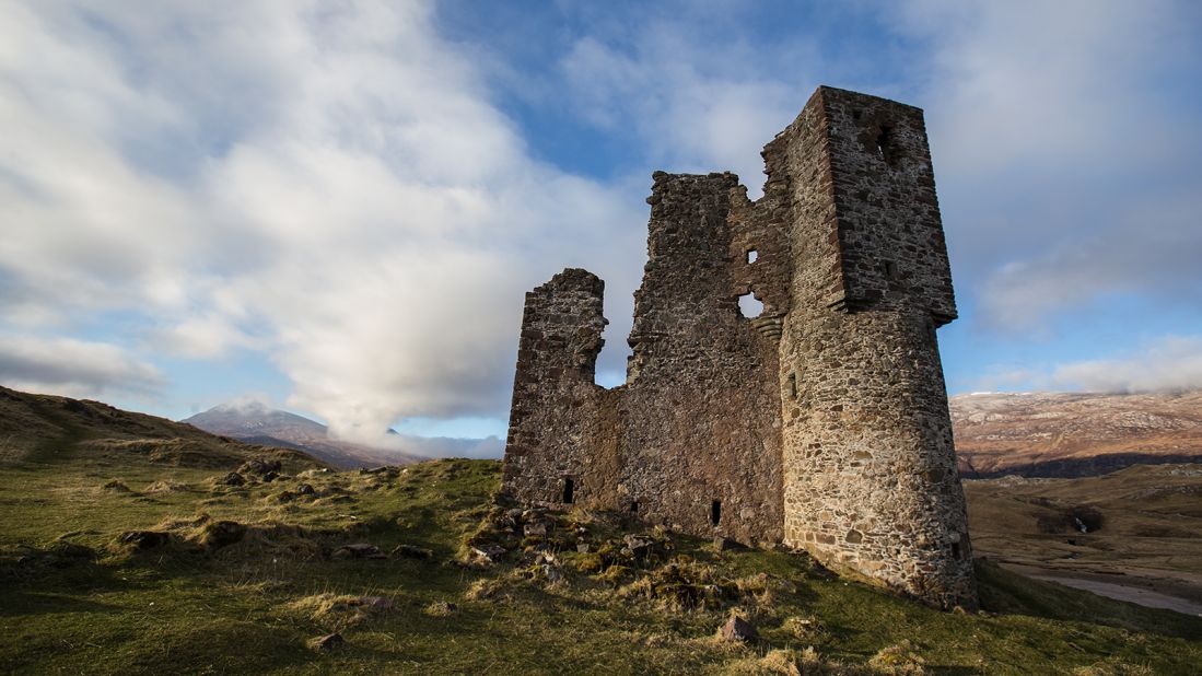 With the imposing Quinag mountain range as a backdrop, the atmospheric ruined fortress of Ardvreck Castle sits on a promontory on the edge of Loch Assynt. Built in the 16th century, it was the traditional seat of the MacLeods of Assynt. The promontory is sometimes cut off by high water, leaving Ardvreck on its very own island.