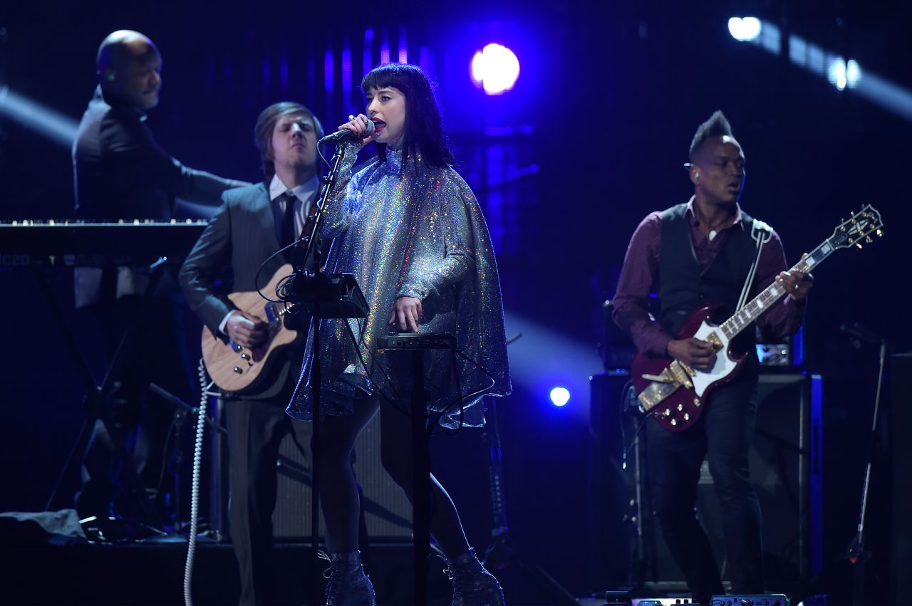 Kimbra performs a tribute to the late David Bowie. 