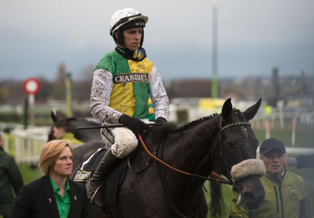 Last year's winner, Many Clouds, ridden by Leighton Aspell, challenged early on but finished back in 16th.<br />