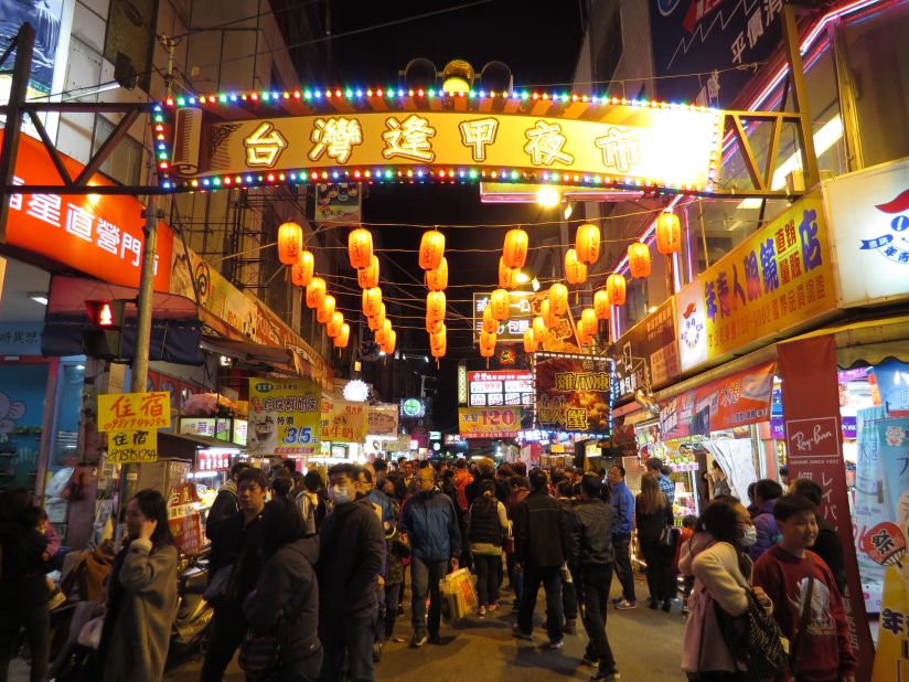 The Ministry of Economic Affairs has hyped Taichung's most famous night market for being friendly to the environment -- and foreign tourists.