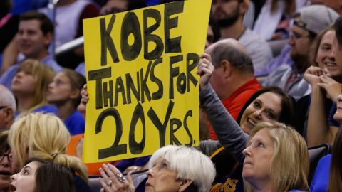 A fan pays tribute to Bryant's long career during Monday's game against Oklahoma City.
