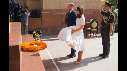 The couple puts down a wreath at the India Gate to honor Indian regiments that served in World War I.