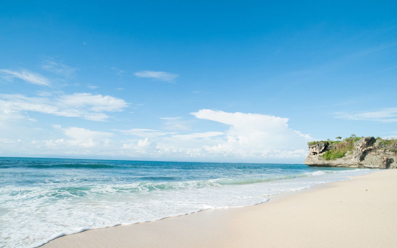 <strong>Balangan Beach:</strong> The waves can get high at this beach, making it popular with surfers. Rough water and a sharp ocean floor mean most beach-goers are happy to admire the view.